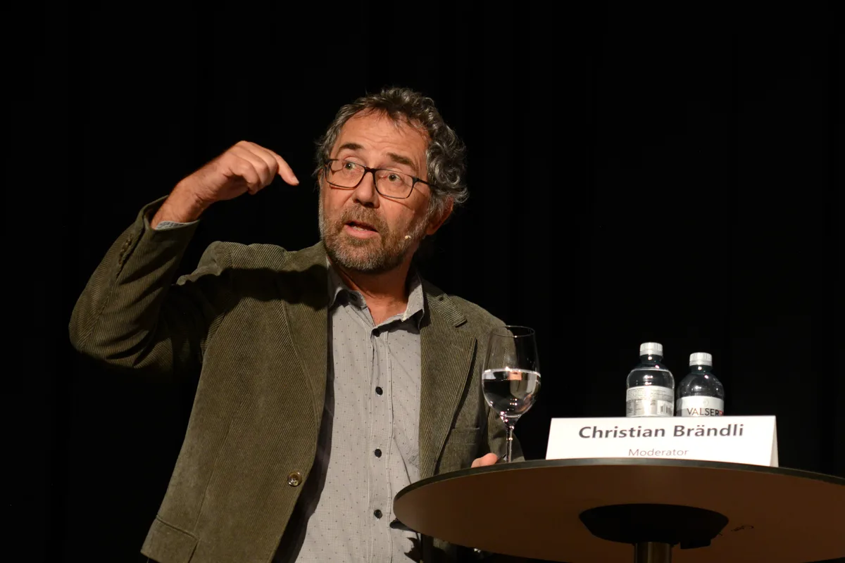 Christian Brändli leitete die Podiumsdiskussion. Mann an einem Podium